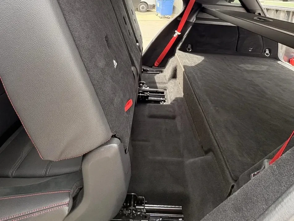 Habitacle arrière Mercedes sièges rabattus nettoyage zone cargo